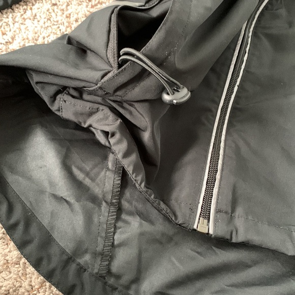 Running Room Run Team Canada Jacket - Picture 7 of 14